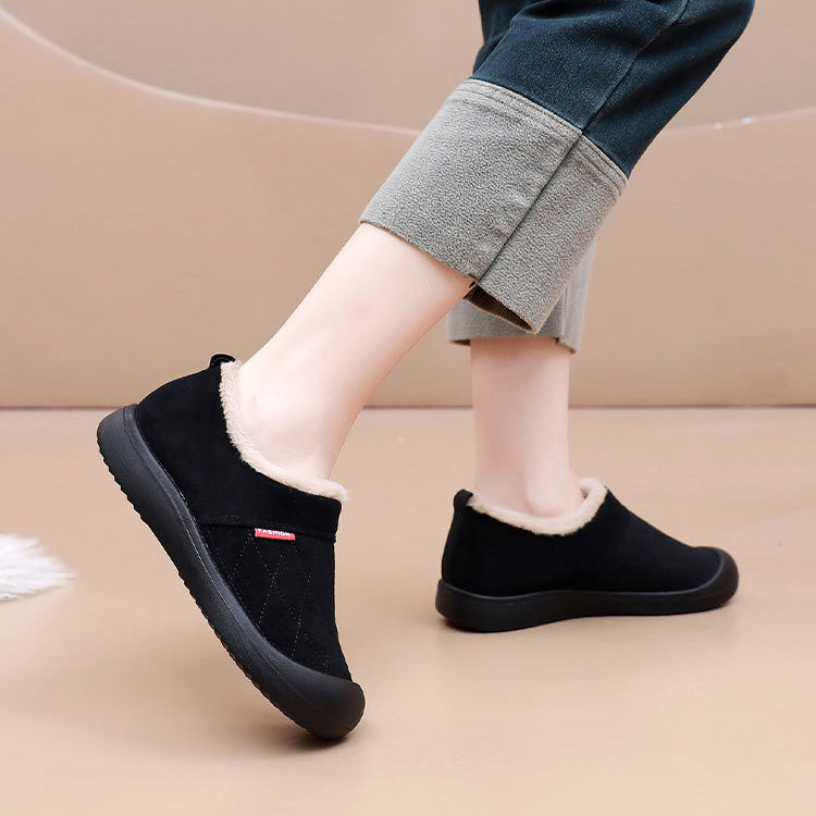 Auldweave women's fleece-lined slipper boots – black slipper boots worn from the side