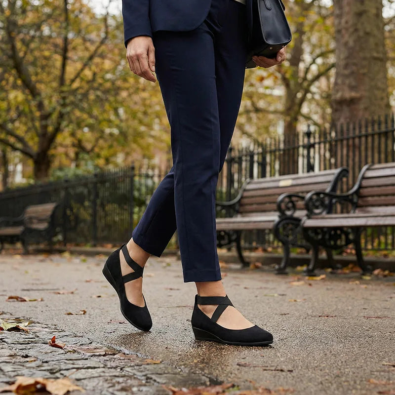 Brown cross-strap flats for women, worn with cropped jeans