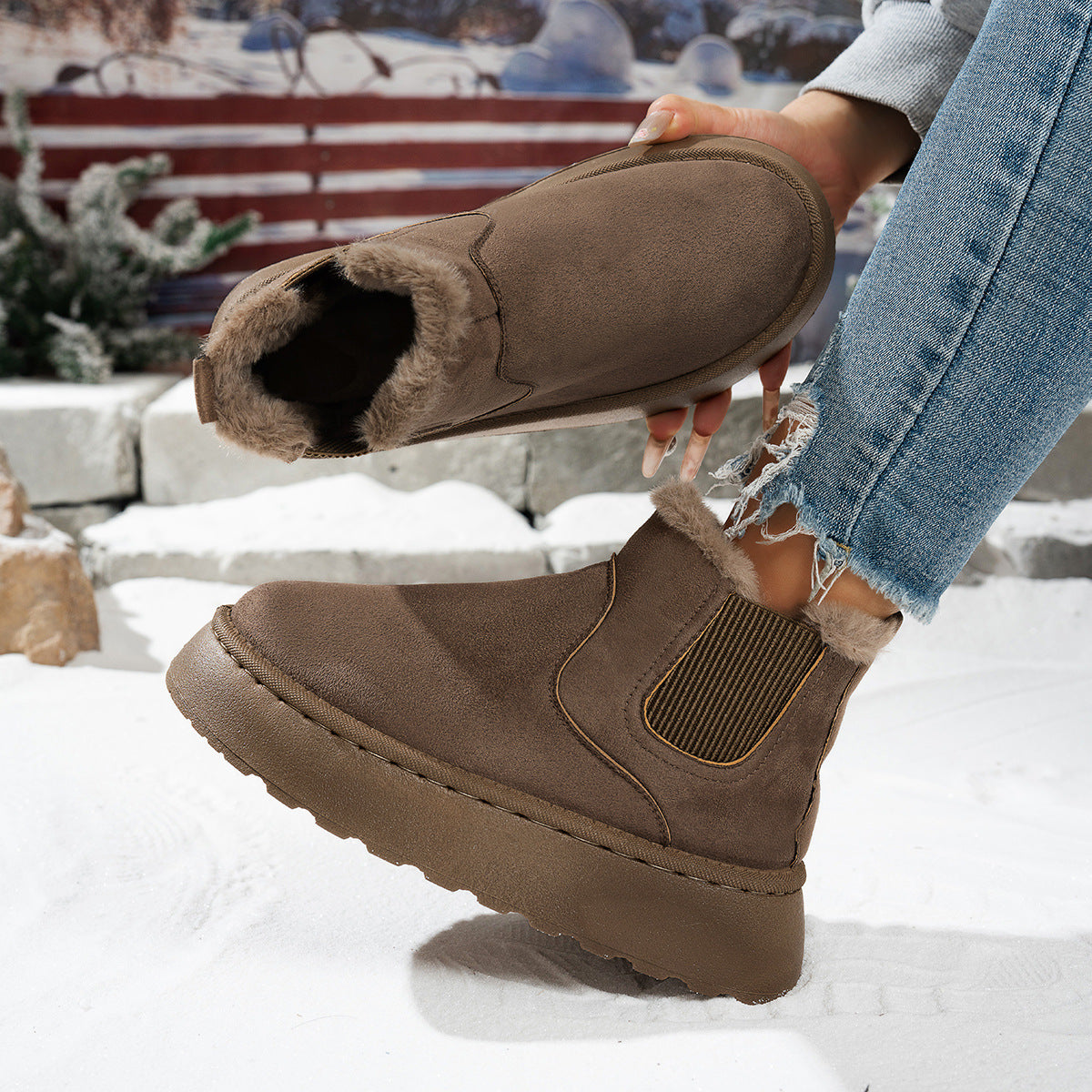 Plush-lined platform ankle boots – brown pair in snow