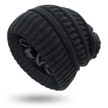 Cable-knit winter beanie – black beanie side view