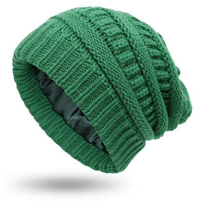 Cable-knit winter beanie – green beanie side view