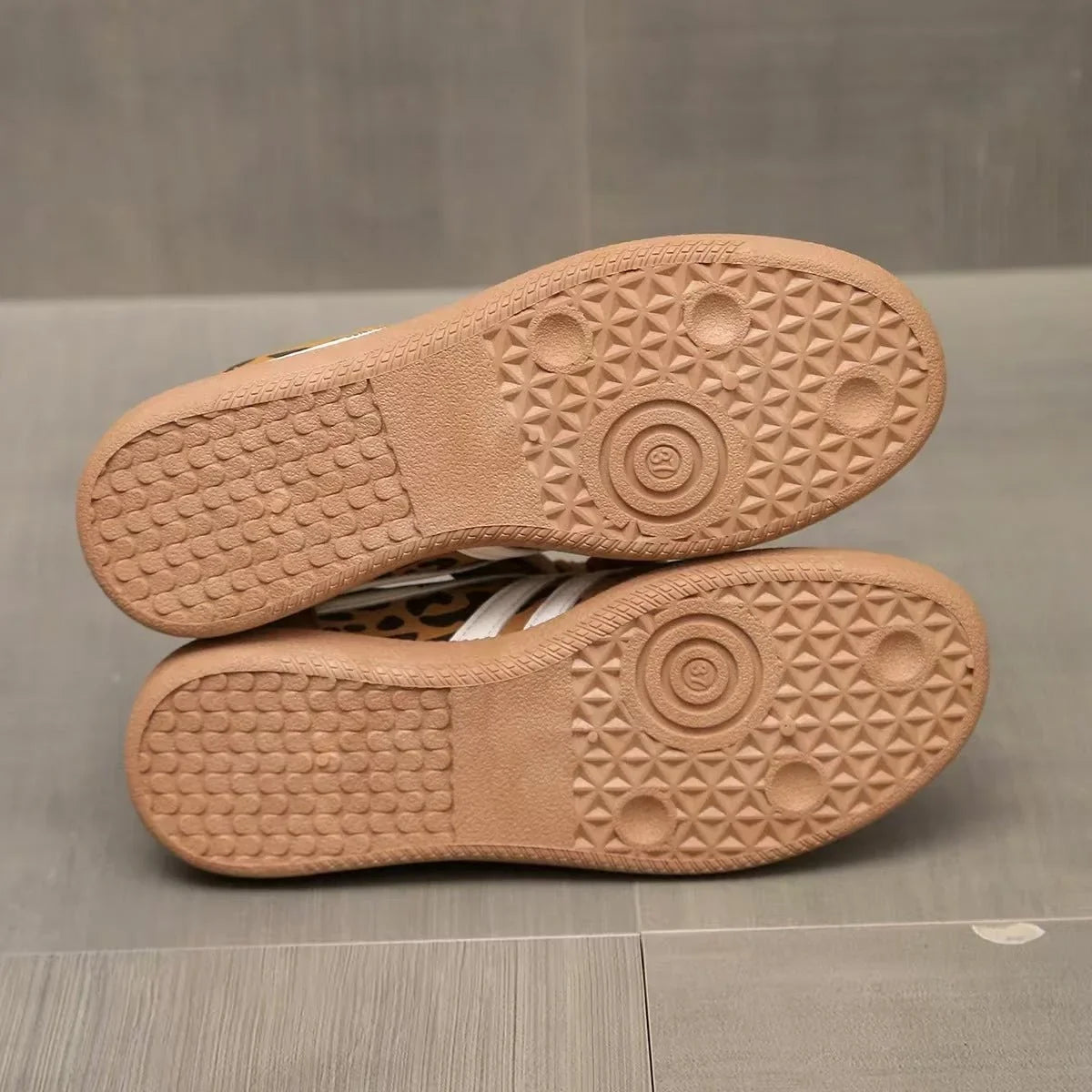Textured gum colour outsoles of women's retro trainers