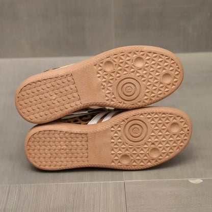 Textured gum colour outsoles of women's retro trainers